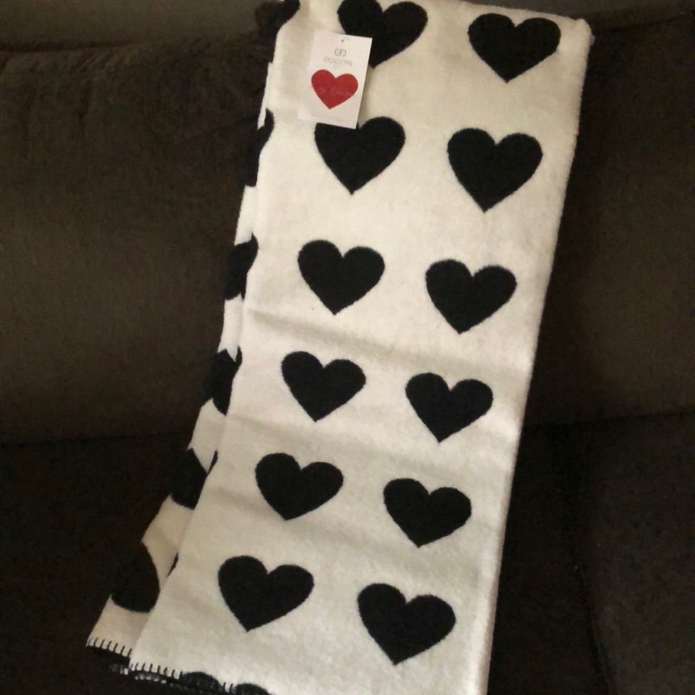 Docofil Black HEARTs Throw Blanket